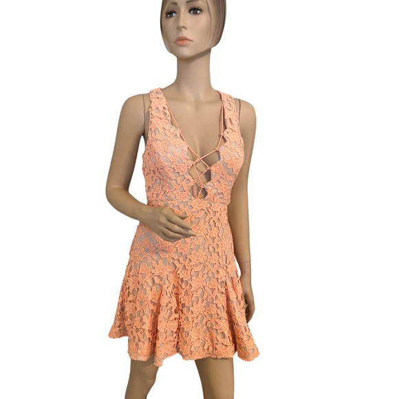L’atiste By Amy Crochet Mini‎ Dress Deep V Size Medium 6 for $36 - Picture 1 of 8